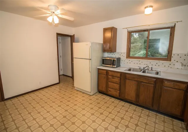 Photo 4 of Single Family Residence at 10320 Meath Dr, Saint Louis, MO 63123 | MLS# MIS19076378 | | Sold on 2019-12-05