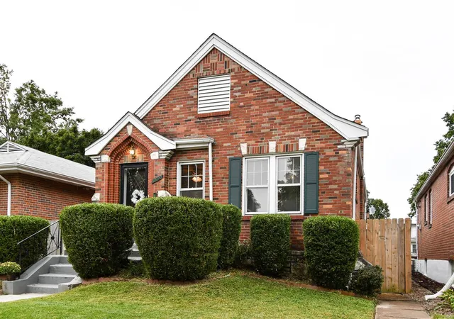 Photo 4 of Single Family Residence at 5442 Robert Ave, Saint Louis, MO 63109 | MLS# MIS19076489 | | Sold on 2019-10-30