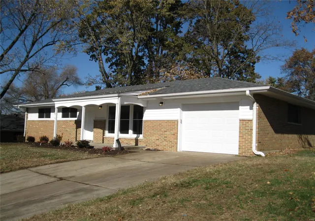 Photo 1 of Single Family Residence at 1316 Clearview Dr, Saint Charles, MO 63303 | MLS# MIS19083997 | | Sold on 2020-03-24