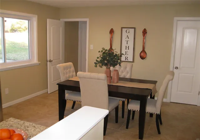 Photo 3 of Single Family Residence at 1316 Clearview Dr, Saint Charles, MO 63303 | MLS# MIS19083997 | | Sold on 2020-03-24