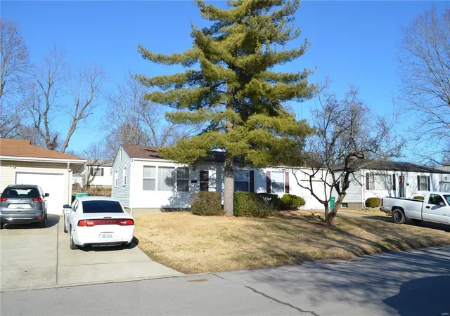 Single Family Residence at 611 Marshfield Dr, Saint Louis, MO 63137 | MLS# MIS19084245 | | Sold on 2020-06-19