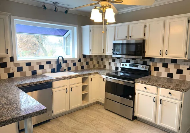 Photo 3 of Single Family Residence at 7529 Weaver Ave, Saint Louis, MO 63143 | MLS# MIS19086378 | | Sold on 2020-02-07