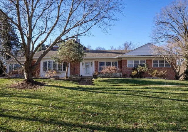 Photo 1 of Single Family Residence at 14 Scarsdale Ln, Saint Louis, MO 63117 | MLS# MIS20001359 | | Sold on 2020-03-04