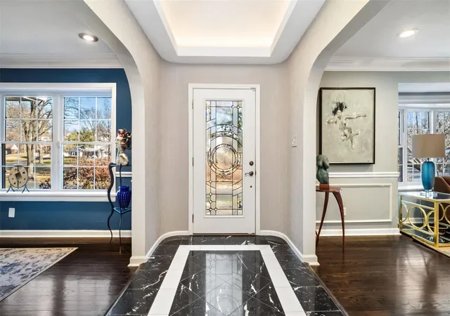 Photo 2 of Single Family Residence at 14 Scarsdale Ln, Saint Louis, MO 63117 | MLS# MIS20001359 | | Sold on 2020-03-04