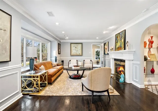 Photo 3 of Single Family Residence at 14 Scarsdale Ln, Saint Louis, MO 63117 | MLS# MIS20001359 | | Sold on 2020-03-04