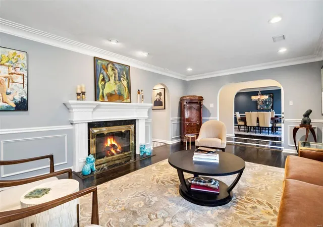 Photo 4 of Single Family Residence at 14 Scarsdale Ln, Saint Louis, MO 63117 | MLS# MIS20001359 | | Sold on 2020-03-04