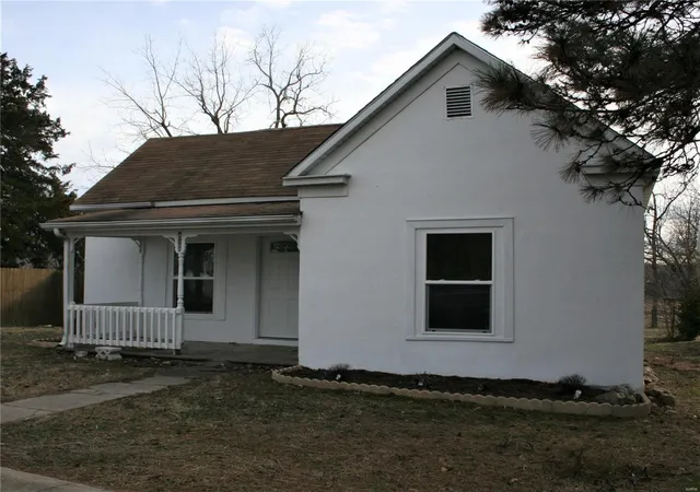 Photo 1 of Single Family Residence at 418 W Jefferson Ave, Conway, MO 65632 | MLS# MIS20006753 | | Sold on 2020-05-29
