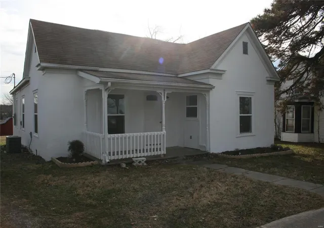 Photo 2 of Single Family Residence at 418 W Jefferson Ave, Conway, MO 65632 | MLS# MIS20006753 | | Sold on 2020-05-29