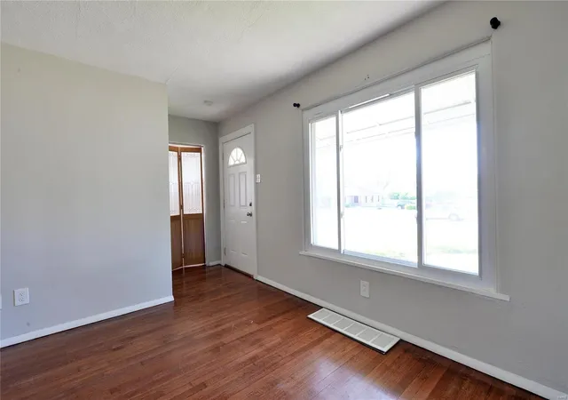 Photo 4 of Single Family Residence at 5529 Fyler Ave, Saint Louis, MO 63139 | MLS# MIS20024623 | | Sold on 2020-07-10