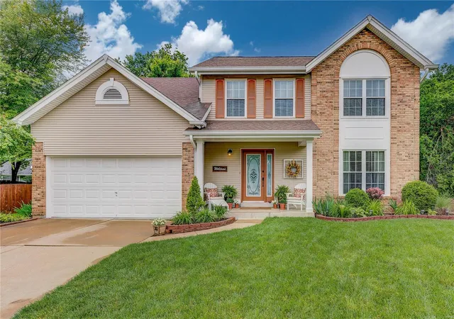 Single Family Residence at 303 Whispering Woods Dr, Saint Peters, MO 63304 | MLS# MIS20033053 | | Sold on 2020-07-01