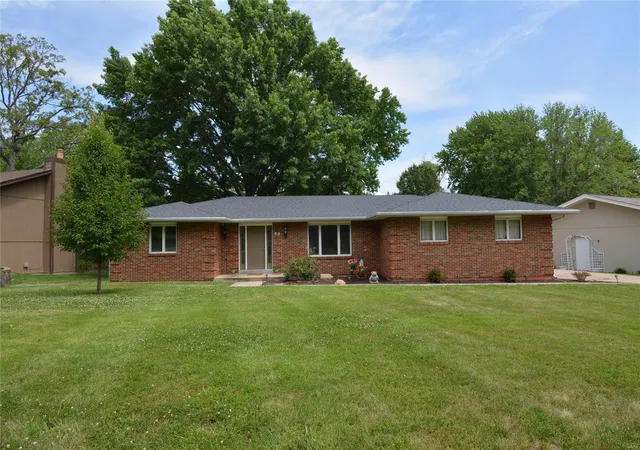 Single Family Residence at 72 Champagne Dr, Lake Saint Louis, MO 63367 | MLS# MIS20043019 |  | Sold on 2020-08-20