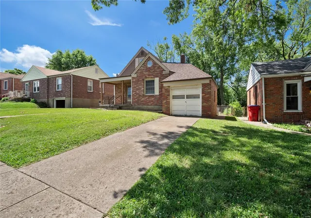 Photo 4 of Single Family Residence at 608 Ellwine Dr, Saint Louis, MO 63125 | MLS# MIS20047009 | | Sold on 2020-09-30