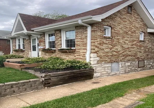 2nd image of 6805 Parkwood Pl, Saint Louis, MO 63116 | MLS# MIS20062740
