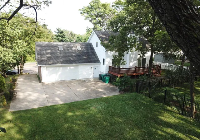 Photo 4 of Single Family Residence at 341 S Laclede Station Rd, Saint Louis, MO 63119 | MLS# MIS20063349 |  | Sold on 2020-10-29