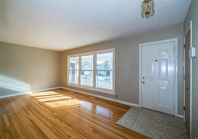 Photo 4 of Single Family Residence at 10315 Julius Northway, Saint Louis, MO 63127 | MLS# MIS20087274 |  | Sold on 2021-02-05