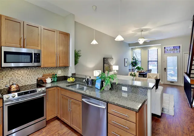 Photo 4 of Townhouse at 4343 Laclede Ave #F, Saint Louis, MO 63108 | MLS# MIS21004378 | | Sold on 2021-03-17