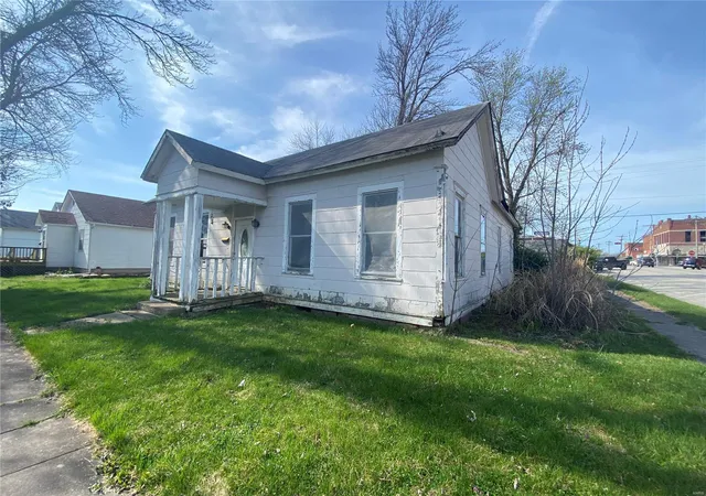 Photo 2 of Single Family Residence at 127 N Wentz St, Montgomery City, MO 63361 | MLS# MIS21021146 | | Sold on 2021-07-07