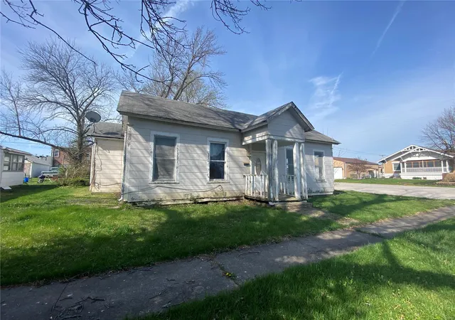 Photo 3 of Single Family Residence at 127 N Wentz St, Montgomery City, MO 63361 | MLS# MIS21021146 | | Sold on 2021-07-07