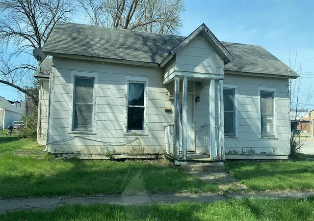 Photo 4 of Single Family Residence at 127 N Wentz St, Montgomery City, MO 63361 | MLS# MIS21021146 | | Sold on 2021-07-07