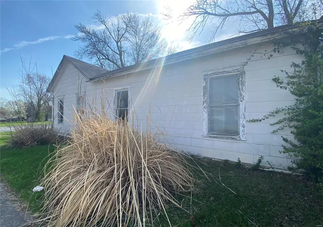 Photo 5 of Single Family Residence at 127 N Wentz St, Montgomery City, MO 63361 | MLS# MIS21021146 | | Sold on 2021-07-07