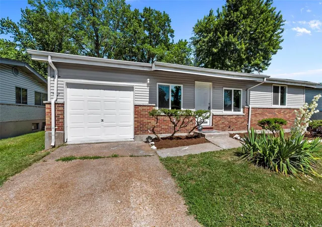 Photo 1 of Single Family Residence at 10234 Cedarhurst Dr, Saint Louis, MO 63136 | MLS# MIS21038481 | | Sold on 2021-07-16