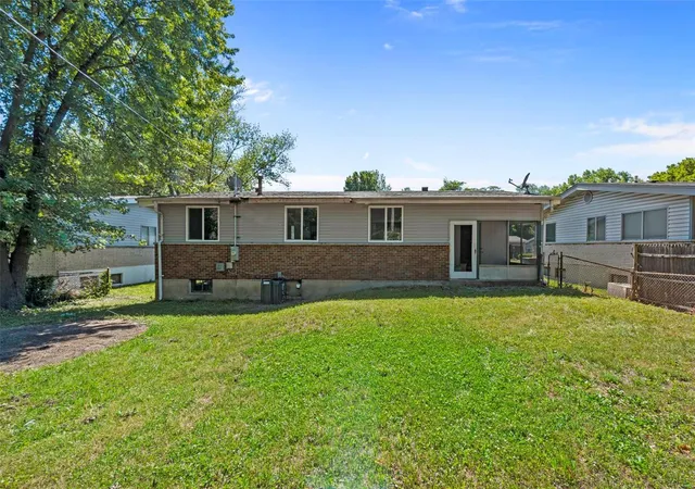 Photo 2 of Single Family Residence at 10234 Cedarhurst Dr, Saint Louis, MO 63136 | MLS# MIS21038481 | | Sold on 2021-07-16