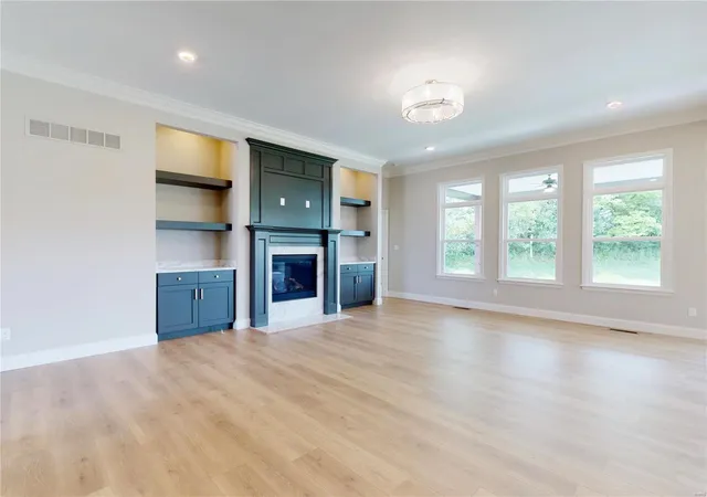 Photo 2 of Single Family Residence at 280 Laurens Spring Ct, Lake Saint Louis, MO 63367 | MLS# MIS21050190 | | Sold on 2021-09-17