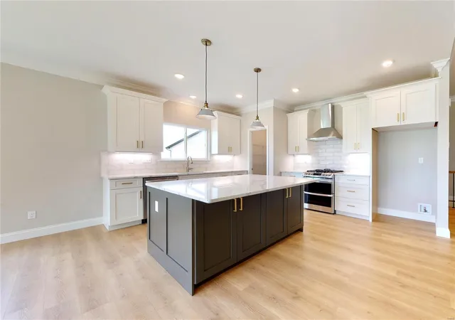 Photo 3 of Single Family Residence at 280 Laurens Spring Ct, Lake Saint Louis, MO 63367 | MLS# MIS21050190 | | Sold on 2021-09-17