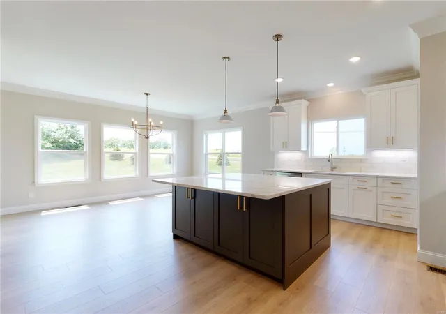 Photo 4 of Single Family Residence at 280 Laurens Spring Ct, Lake Saint Louis, MO 63367 | MLS# MIS21050190 | | Sold on 2021-09-17