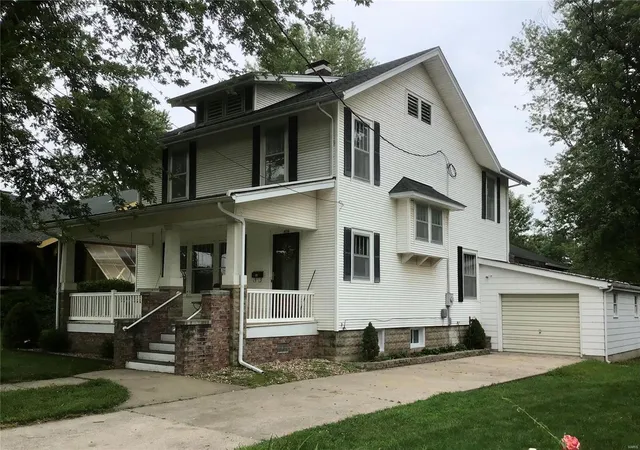 Photo 2 of Single Family Residence at 409 S Center, Shelbina, MO 63468 | MLS# MIS21052990 | | Sold on 2021-11-19