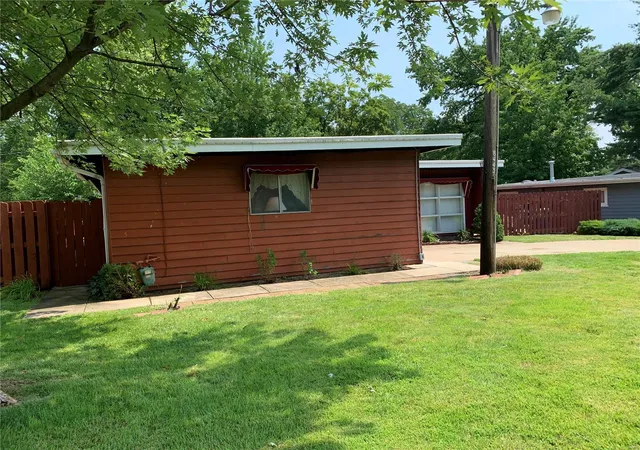 Photo 2 of Single Family Residence at 8443 Engler Ave, Saint Louis, MO 63114 | MLS# MIS21053250 |  | Sold on 2021-08-12