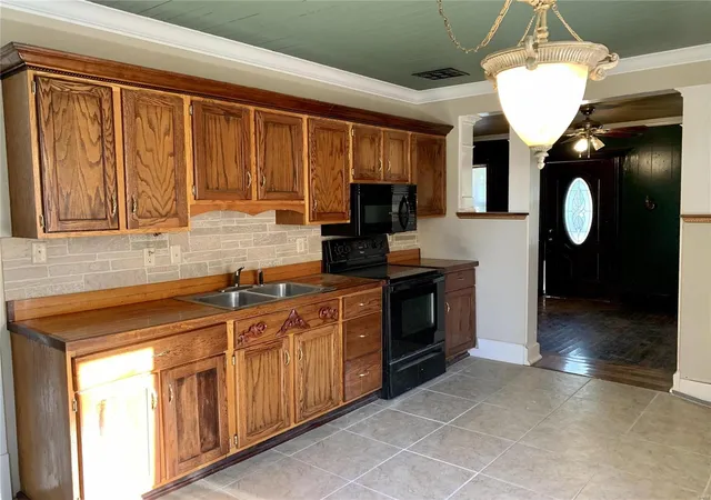 Photo 5 of Single Family Residence at 707 E Pear Ave, Owensville, MO 65066 | MLS# MIS21062644 |  | Sold on 2021-11-01