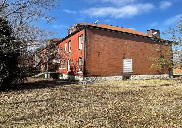 Photo 4 of Single Family Residence at 5072 Cates Ave, Saint Louis, MO 63108 | MLS# MIS21067865 | | Sold on 2022-05-13