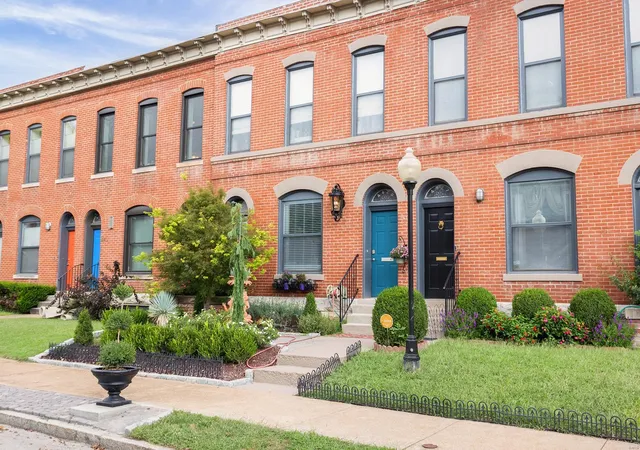 Photo 1 of Townhouse at 4429 Oakland Ave, Saint Louis, MO 63110 | MLS# MIS21069091 | | Sold on 2021-12-15