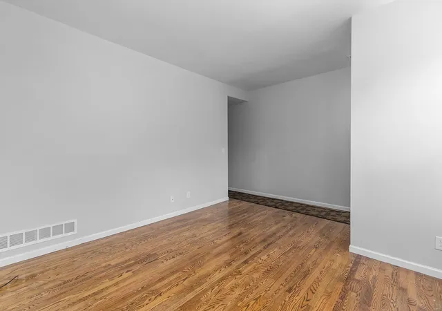 Photo 3 of Townhouse at 4429 Oakland Ave, Saint Louis, MO 63110 | MLS# MIS21069091 | | Sold on 2021-12-15