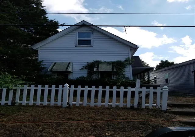 Single Family Residence at 8410 Tennessee Ave, Saint Louis, MO 63125 | MLS# MIS21072766 | | Sold on 2021-11-05