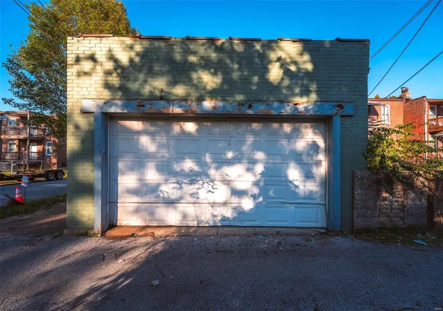 Photo 4 of Single Family Residence at 624 Wilmington Ave, Saint Louis, MO 63111 | MLS# MIS21078613 | | Sold on 2022-01-06