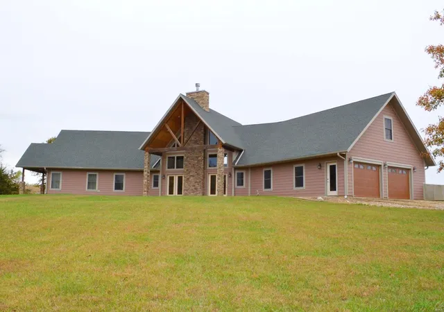 Photo 5 of Single Family Residence at 27028 Cr 219, Wyaconda, MO 63474 | MLS# MIS21079418 | | Sold on 2022-01-28