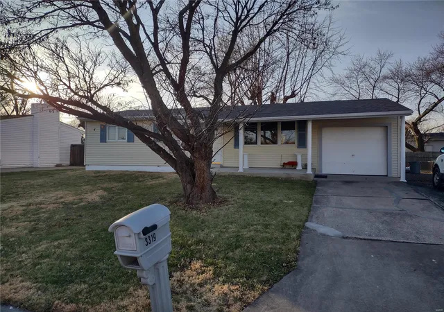 2nd image of 3319 Royal Domain Dr, Saint Charles, MO 63301 | MLS# MIS21088514
