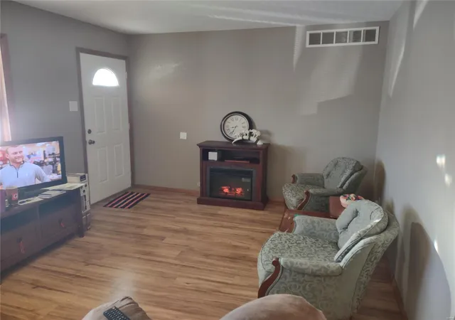 3rd image of 3319 Royal Domain Dr, Saint Charles, MO 63301 | MLS# MIS21088514