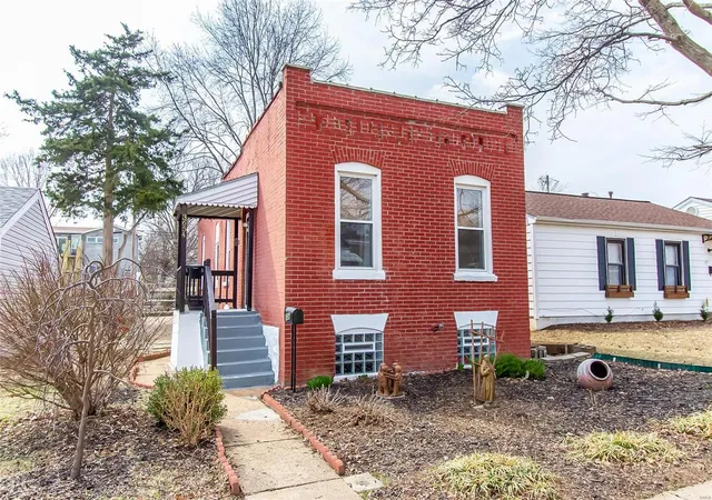 Single Family Residence at 3654 Roswell Ave, Saint Louis, MO 63116 | MLS# MIS22015656 | | Sold on 2022-04-15