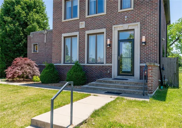 Photo 4 of Single Family Residence at 4312 Washington Blvd, Saint Louis, MO 63108 | MLS# MIS22034410 | | Sold on 2022-08-01