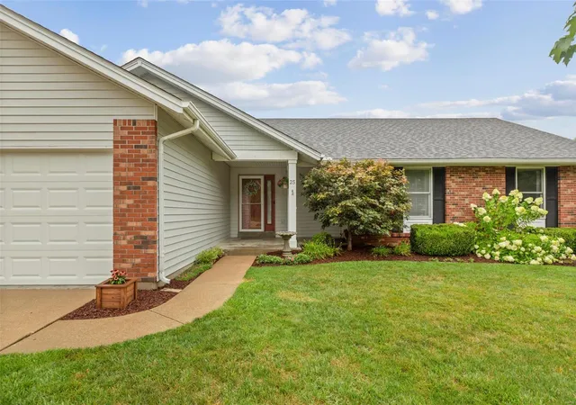 Photo 2 of Single Family Residence at 25 Park Pl, Saint Peters, MO 63376 | MLS# MIS22048579 |  | Sold on 2022-08-31
