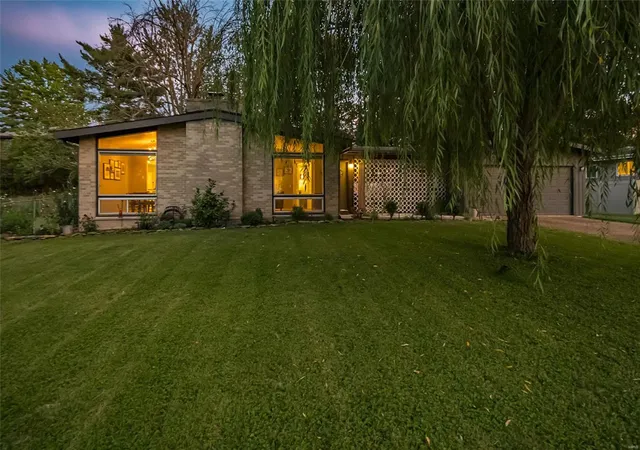 Single Family Residence at 141 Nassau Cir, Saint Louis, MO 63146 | MLS# MIS22053079 | | Sold on 2022-10-06