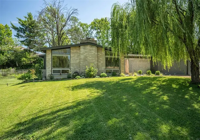 Photo 1 of Single Family Residence at 141 Nassau Cir, Saint Louis, MO 63146 | MLS# MIS22053079 | | Sold on 2022-10-06