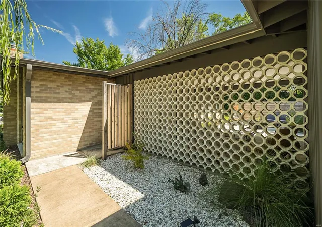 Photo 2 of Single Family Residence at 141 Nassau Cir, Saint Louis, MO 63146 | MLS# MIS22053079 | | Sold on 2022-10-06