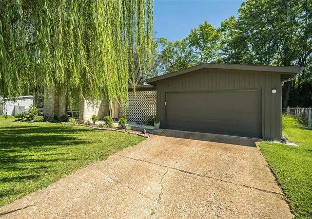 Photo 3 of Single Family Residence at 141 Nassau Cir, Saint Louis, MO 63146 | MLS# MIS22053079 | | Sold on 2022-10-06