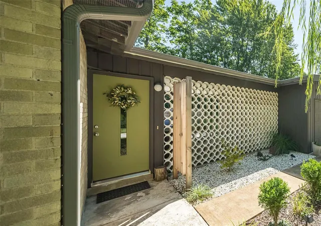 Photo 4 of Single Family Residence at 141 Nassau Cir, Saint Louis, MO 63146 | MLS# MIS22053079 | | Sold on 2022-10-06