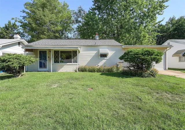 Single Family Residence at 6437 Vita Dr, Saint Louis, MO 63123 | MLS# MIS22060221 | | Sold on 2022-11-04