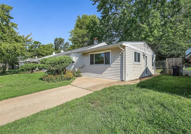 Photo 2 of Single Family Residence at 6437 Vita Dr, Saint Louis, MO 63123 | MLS# MIS22060221 | | Sold on 2022-11-04